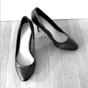 Express classic black pumps